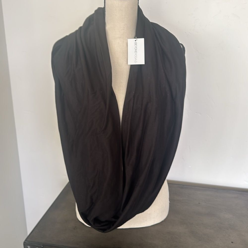 Beyond Yoga Pocket Infinity Scarf Matte Black Versatile Lightweight Wrap NWT